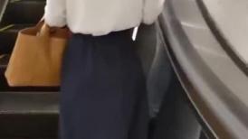 【最新❤️极品❤️抄底】牛逼大神地铁跟拍制服妹子抄底❤️绿裙御姐的丰臀太紧绷 都看不到内内了 高清1080P原版无水印-2