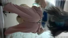 全景偷拍漂亮眼镜女神的阴部,温润潮湿的小逼逼永远是男生追求的目标
