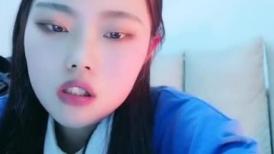 外表甜美小姐姐！其实骚的很！逼上纹身乳钉，阴唇上穿环，按摩器震动自慰，爽的高潮出水