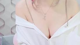 高冷御姐，销魂操作，跳蛋自慰走光露鲍鱼，跳蛋塞逼，销魂式呻吟叫床
