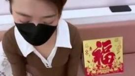 18岁美少女-- 精致的五官，看着舒服，这屁股插得好舒服，一顿一顿的肉浪！
