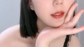 气质短发美少女！粉嫩奶子超柔软！翘起美臀拍打，抖奶扣骚穴，特写视角振动棒猛捅