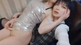灯熄了，有的人睡着，有的人睡了，有的人还在奋战当中，人妖大战真女！