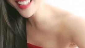 笑起来美丽动人气质年轻女神一抹红砂露脸骚动起来，口红道具自慰