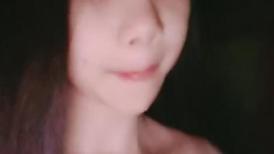 风骚的学妹露脸浴室洗干净了诱惑狼友发骚，全程露脸性感妩媚，情趣装诱惑揉奶玩逼自慰特写展示，精彩又刺激