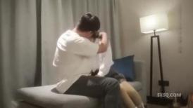 约了个白衣萌妹子酒店啪啪，沙发调情口交猛操后入快速抽插被操的呻吟连连