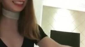 非常开放的黑丝小姐姐笑起来很舔，床上实力撩大哥，扒下内裤撸鸡巴口交乳交足交，刺激的上位放纵抽插呻吟
