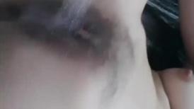 漂亮的长发美少妇道具插穴，快速猛操表情享受极了
