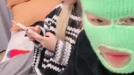 金发美女！漂亮纹身网红小姐姐！按住双手骑脸插嘴，跪在沙发后入，爆操美臀嫩穴