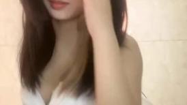 00后呆萌嫩妹妹！洗完澡道具自慰！全裸揉搓小穴，椅子上假屌骑坐，低低呻吟好听