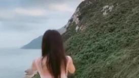 外出旅游，风景看完把骚货按在镜子前爆操，白白嫩嫩的屁股，艹死她！