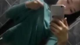 女神就是女神 尿个尿也显得那么文雅优美