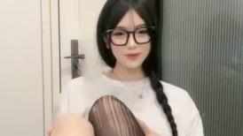 带个眼镜，换个发型，模特白皙妹子，全裸自慰身材火辣，胸部完美多角度展示粉鲍鱼