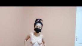 想不想从后面插我呢，苏州骚娘们：好痒呀~~受不了啦。扣高潮了自己！