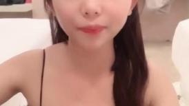 文静乖巧漂亮妹妹！回归炮友操逼！抓起屌往嘴里塞，被舔骚逼很舒服，站立后入呻吟不断