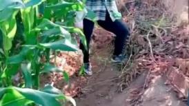 风骚淫荡农家院疯狂操B场面糜烂 全都无套开操 有一个少妇无毛白虎逼轮着内射里面