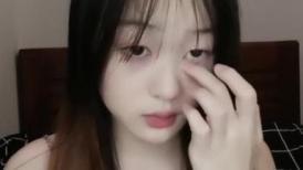 甜美乖巧妹妹！一脸呆萌！黑丝美腿足交，大屌抽插小嘴，骑乘位打桩机，深插爆操嫩穴