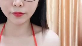 红肚兜眼镜美御姐！大屌炮友激情操逼！站立一字马侧入，骑乘位操美臀，主动深插到底