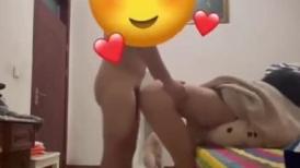被爸爸操到腿软站不起来，正经学生妹性爱很爽，白花花的屁股美丽！