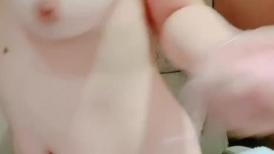 过完年后高颜值丰满白皙巨乳女神回归，全裸浴池自慰，新道具自慰，掰穴干净粉穴
