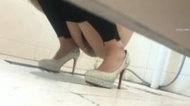 餐厅女厕偷窥高跟少妇有点发黑的小嫩穴