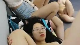 美女大学生马上沦陷，全程露脸4女同时露脸出境，刚来的小妹妹就被迫营业了，骚逼少妇跟小妹轮流被草好刺激