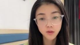 气质文静眼镜妹！近期下海收费秀！苗条身材美腿，脱光光展示 翘起美臀露肥穴 揉搓奶子很是诱惑
