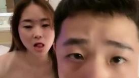 乖巧的黑丝小少妇镜头前让小哥各种玩弄抽插，全程露脸深喉大鸡巴床上主动上位浪叫不止表情好骚给小哥口爆