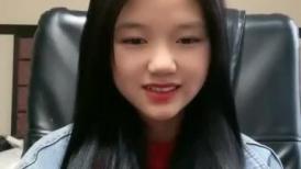 00后无敌呆萌妹妹！一线天馒头美穴！小舌头舔炮友大屌，双指扣穴自慰，怼着嫩穴猛操