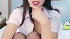 风骚的黑丝御姐少妇全程露脸大秀直播，样子好骚舔了道具舔大哥鸡巴，激情上位让大哥玩着奶子抽插浪叫不止