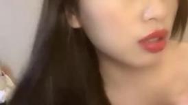 无毛逼的风骚学妹全程露脸大秀直播刺激狼友，撩骚互动听指挥玩的好嗨啊，抠了骚穴道具爆菊花精彩又刺激真骚
