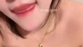 新来的极品大奶妹，颜值很高黑丝情趣装诱惑狼友，互动撩骚狼友听指挥，各种风骚动作不断，揉奶玩逼看特写