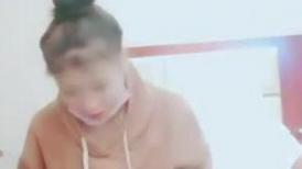 幸福老哥双飞非常嫩大白美乳姐妹花，跳蛋大黑牛玩弄粉穴妹妹骑乘猛操，揉捏大奶呻吟娇喘诱人
