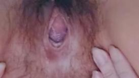 模特身材新人大眼女神，全裸自慰揉奶子，原生态逼毛，掰穴特写白带流出