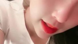 来自红十字的极品诱惑，颜值高身材好完美露脸大秀直播，跟狼友撩骚脱光撅着屁股掰开逼逼给狼友看道具抽插