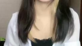 清纯甜美少女！一脸呆萌卡哇伊！肉肉身材道具自慰，蒙上眼睛假屌抽插，紧致小穴爽的出水