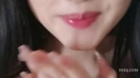 纯欲系天花板！顶级尤物美少女！漂亮眼镜甜美，大尺度自慰，振动棒插嘴，猛捅粉嫩小穴