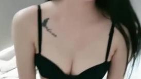 粉红肚兜情趣装，模特身材女神主动掰穴楼美鲍超近景特写鲍鱼挑逗硬起来就开干