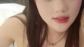 很有骚劲的瑶瑶小美女，全程露脸跟小哥酒店啪啪性爱，淫声荡语69口交舔弄大鸡巴，床上干到浴盆再到窗前爆草