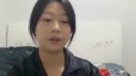 绿播美女下海！苗条身材贫乳！修长美腿翘起肥臀，新道具振动棒抽插，娇喘呻吟诱惑