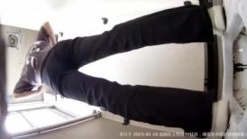 校园女厕蹲守清新气质长腿校花妹,两片肥美泛红的穴肉让人血脉喷张