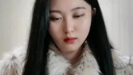 颜值超高新人美女！肉肉身材皮肤白嫩！穿上黑丝翘肥臀，舔屌自慰扣穴，张开双腿爆插