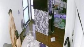 黑客监拍身材样貌绝佳美少妇,在床上跳来跳去被老公按倒舔穴