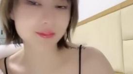 短发网红小骚货！难得约炮友操逼秀！振动棒磨蹭高潮喷水，床单湿一片，炮友扶屌抽插猛干