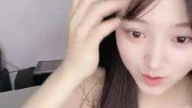 04年小情妇！极品尤物美少女！被胖大叔玩穴，性感情趣内裤，假屌插嫩穴，按摩器双管齐下