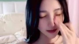 重磅核弹！虎牙主播，绝美，【骚妇猫猫】，白如雪，前凸后翘，土豪们的私家玩物