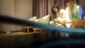 【胖子传媒工作室】美容院工作良家少妇，搞舒服了再来一炮，大长腿高跟鞋骑乘打桩
