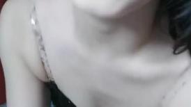 纯欲系天花板！顶级尤物美少女！漂亮眼镜超甜美，白皙皮肤吊带裙，水晶假屌抽插嫩穴