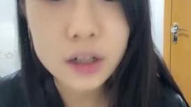 绿播美女下海！苗条身材贫乳！半脱下黑丝振动棒插穴，骑乘位猛捅，翘起美臀极度诱惑