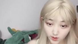 04年小情妇！极品尤物美少女！被胖大叔玩穴，穿上黑丝掰开嫩穴，插根烟在逼上，短小JJ插嘴